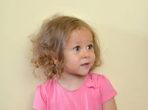 Portrait of the surprised two-year-old girl with big eyes — Stock Photo, Image