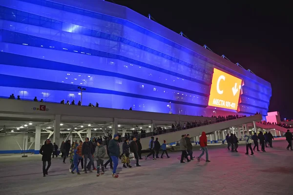 Καλίνινγκραντ, Ρωσία - 11 Απριλίου 2018: Το κοινό φεύγει από το στάδιο της Βαλτικής Arena μετά το πέρας ενός ποδοσφαιρικού αγώνα — Φωτογραφία Αρχείου