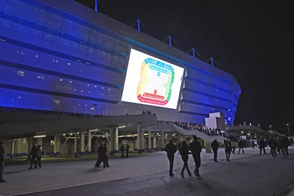 Καλίνινγκραντ, Ρωσία - 11 Απριλίου 2018: Ανεμιστήρες φεύγουν από το στάδιο της Βαλτικής Arena μετά το πέρας ενός ποδοσφαιρικού αγώνα — Φωτογραφία Αρχείου