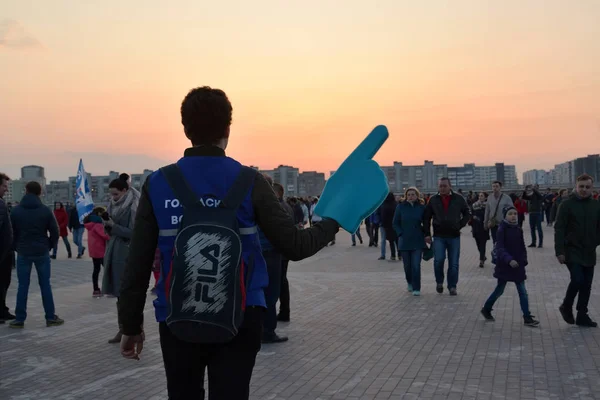 KALINININGRAD, RUSIA - 11 DE ABRIL DE 2018: El voluntario juvenil de la Copa Mundial de la FIFA de 2018 muestra a la audiencia una manera de estadio — Foto de Stock