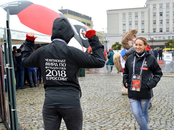 KALININGRAD, RUSSIA - 14 OTTOBRE 2017: Volontari della Coppa del Mondo FIFA 2018 a Victory Square — Foto Stock