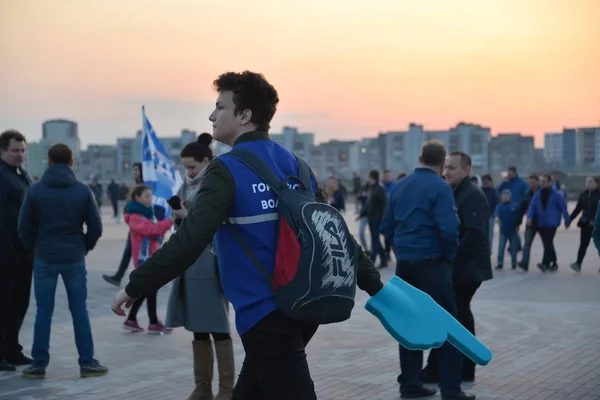 KALINININGRAD, RUSIA - 11 DE ABRIL DE 2018: El estudiante voluntario de la Copa Mundial de la FIFA de 2018 con el índice de espuma en una mano —  Fotos de Stock