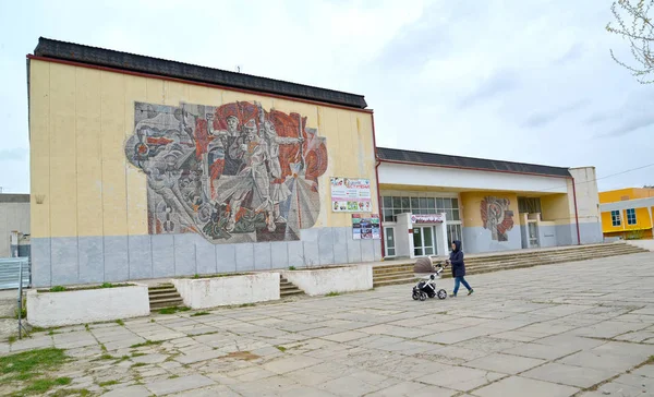 ELISTA, RUSIA - 21 DE ABRIL DE 2017: El edificio del cine Oktyabr con un panel de mosaico en una fachada — Foto de Stock