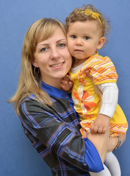 Portrait de la jeune femme avec la petite fille sur les mains — Photo