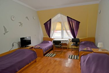 Menekşe tonları dört kişilik otel odasında iç