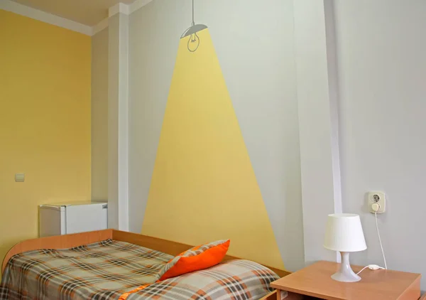Bir duvar boyama ile tek otel odasında bir iç parçası — Stok fotoğraf