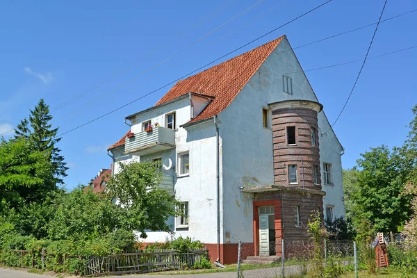 Casa da construção alemã com uma janela baia. Polessk, região de Kaliningrado — Fotografia de Stock