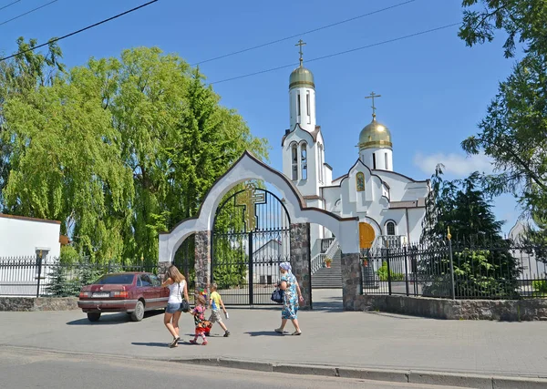POLESSK, RUSSIE - 01 JUILLET 2015 : Les passants passent devant le temple du prélat Tikhon - le patriarche de Moscou et de toute la Russie — Photo