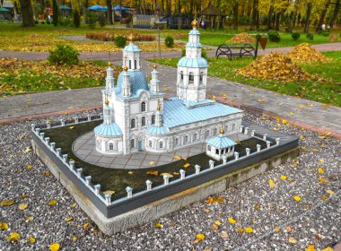 Kaliningrad, Rusya - 19 Ekim 2019: Krasnoyarsk 'taki St. Pokrovsky Katedrali. South Park yerleşimi. Mimarlık Tarihi Minyatür Parkı