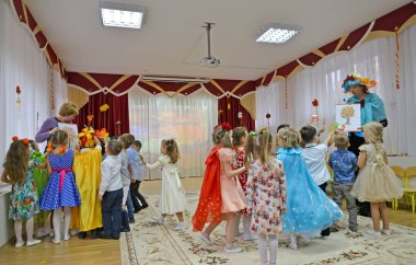 Kalininingrad, Rusya - 31 Ekim 2019: Çocuklar anaokulunda sonbahar sabahı yarışmaya katılacaklar