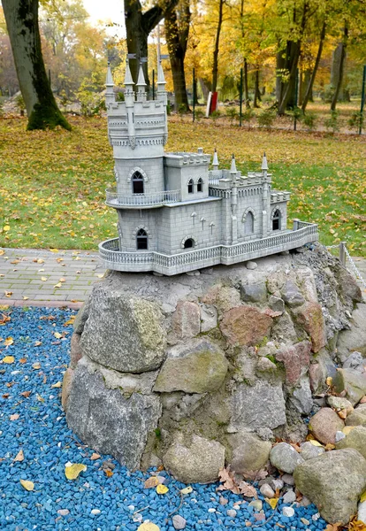 Kaliningrad, Rusland - 19 oktober 2019: De indeling van het Lastochkino Nest Castle in South Park. Geschiedenis in Architectuur Miniatuurpark — Stockfoto