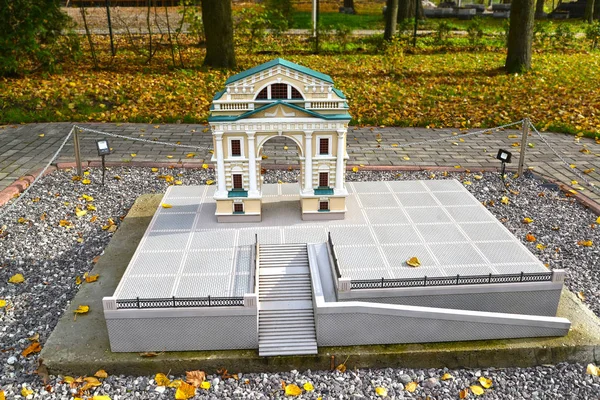 Καλίνινγκραντ, Ρωσία - 19 Οκτωβρίου 2019: Η θριαμβευτική πύλη της Μόσχας στο Ιρκούτσκ. Σχέδιο Σάουθ Παρκ. Ιστορία στην Αρχιτεκτονική Miniature Park — Φωτογραφία Αρχείου