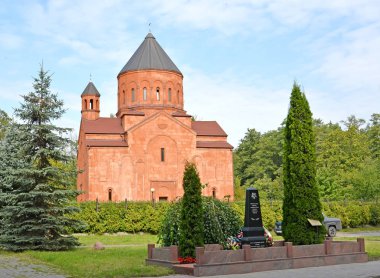 Kaliningrad, Rusya - 5 Eylül 2019 Sovyet savaşçılarının kardeş mezarı ve St. Stepanos Ermeni Kilisesi yaz öğleden sonra