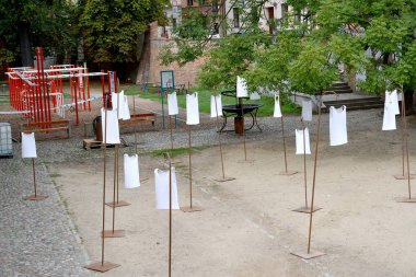 Torun, Polonya - 25 Ağustos 2018: Eski kentin bahçesinde beyaz adam gömlekleriyle kurulum