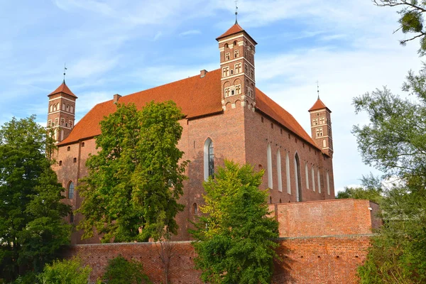 Püspöki kastély a nyári napon (14. század). Lidzbark-Varminsk, Lengyelország — Stock Fotó