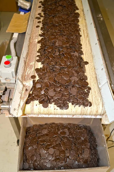Paketleme bölümünde çakıl taşı çikolatalı taşıyıcı bant. Çikolata Fabrikası — Stok fotoğraf