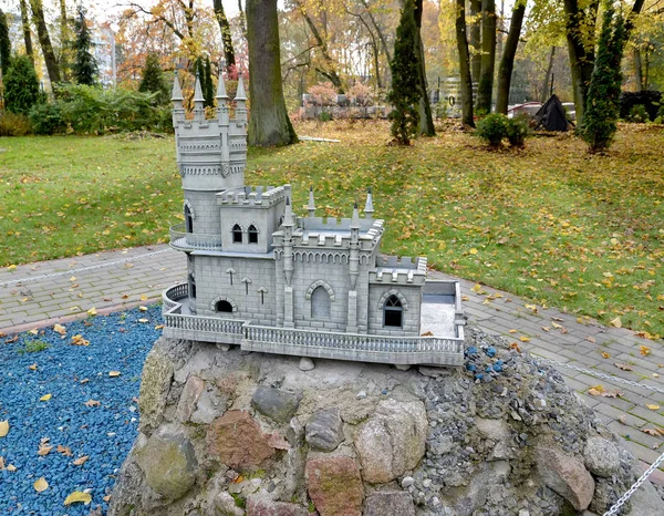 KALININGRAD, RUSSIA - OCTOBER 19, 2019: The layout of the Lastochkino Nest Castle in South Park. History in Architecture Miniature Park — ストック写真