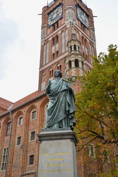 1853年尼古拉 · 哥白尼纪念碑（Nikolai Copernicus 1853）位于旧市政厅钟楼的背景下。 波兰托伦 — 图库照片