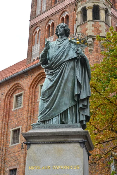 Nyikolaj Kopernikusz szobra a régi városháza hátterében, 1853-ban. Torun, Lengyelország — Stock Fotó