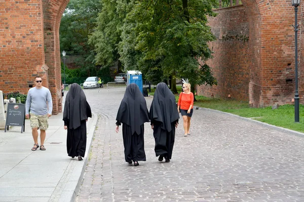 Torun, Polen - 25 augustus 2018: Katholieke nonnen lopen over het terrein van de Oude Stad — Stockfoto