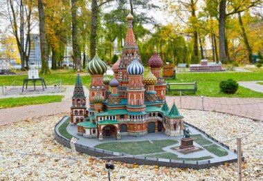 Kaliningrad, Rusya - 19 Ekim 2019: Basil the Holy Cathedral, Moskova. South Park yerleşimi. Mimarlık Tarihi Minyatür Parkı