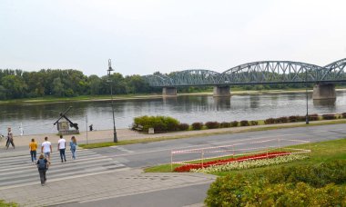 Torun, Polonya - 25 Ağustos 2018: Josef Pilsudsky Köprüsü manzarası ve Visla Rive seti