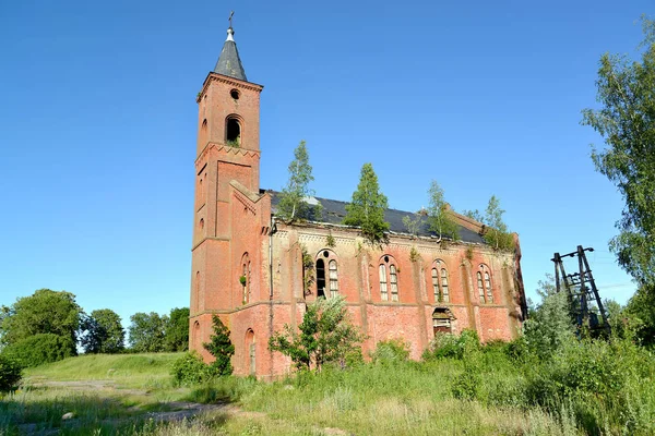 Kirha von Bruttokrishzanen an einem Sommertag. Dorf Zapovednoe, Kaliningrader Gebiet — Stockfoto