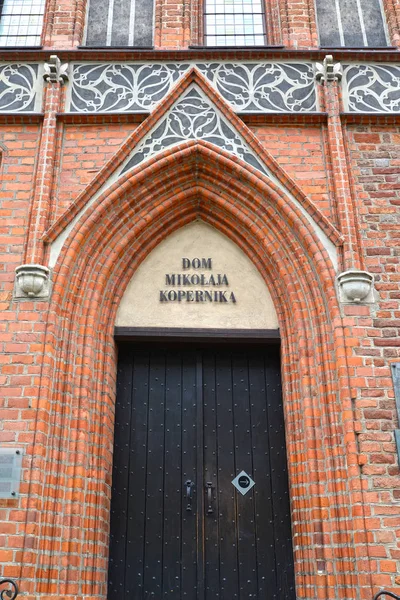 Puerta de entrada a la casa de Nikolai Copérnico (siglo XV). Torun, Polonia. Texto en polaco — Foto de Stock