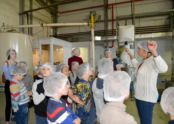 REGIÓN DE KALINININGRAD, RUSIA - 27 DE SEPTIEMBRE DE 2019: Un guía turístico informa a los estudiantes sobre la producción de chocolate. Tour de los niños a la fábrica de chocolate — Foto de Stock