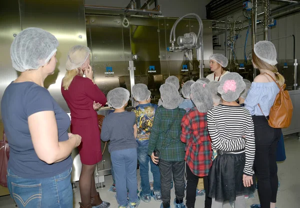 KALININGRAD REGION, RUSSIA - SEPTEMBER 27, 2019: A master tour guide shows students new equipment for chocolate production. Children 's tour to the chocolate factory — Stock Photo, Image