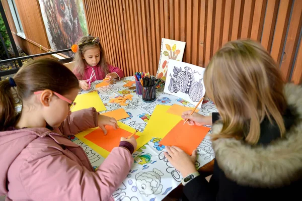 Kaliningrad, Rusya - 13 Ekim 2019: Çocuklar renkli kağıda balkabağı resmi yapıyorlar. Açık havada Çocuklar Master Sınıfı — Stok fotoğraf