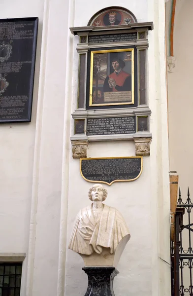 TORUN, POLAND - AUGUST 25, 2019: Bust of Nikolai Copernicus and epitaph with portrait. Cathedral of Saints John the Baptist and John the Evangelist — Stock Photo, Image