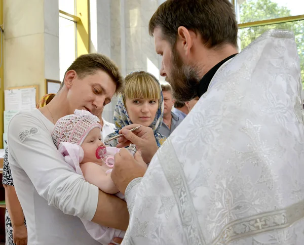КАЛИНИНГРАД, РОССИЯ - 04 августа 2013 года: Угорь помазал младенца после погружения в воду. Ритуал крещения — стоковое фото