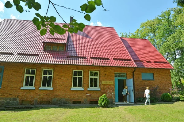 Kaliningradregionen, Ryssland - 20 juli 2019: Skogsmuseets soliga dag. Rysk text - Skogsmuseet — Stockfoto