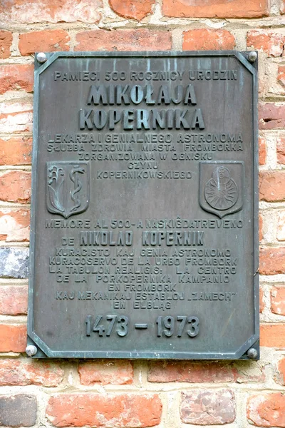 FROMBORK, POLONIA - 09 LUGLIO 2015: targa commemorativa del cinquecentesimo anniversario della nascita di Nikolai Copernicus (1473-1973). Testo polacco - 500 anni dalla nascita di Nikolai Copernicus — Foto Stock