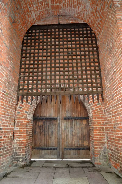 Castle fortress gate with lowering grid (13th century). Frombork, Poland — Stock Photo, Image