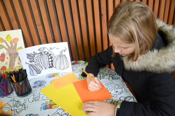 KALININGRAD, RUSSIE - 13 OCTOBRE 2019 : Fille dessine sur du papier coloré. Classe de maître extérieure pour enfants — Photo