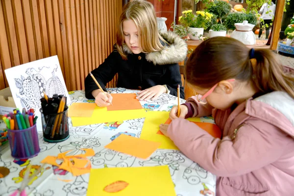 Калінінград, Росія - 13 жовтня 2019: Малюнок на кольоровому папері. Дитячий майстер-клас на вулиці — стокове фото
