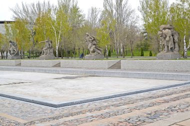 Volgograd, Rusya-23 Nisan 2017: Kahramanlar Meydanı 'nın heykelleri. Mamaev Kurgan
