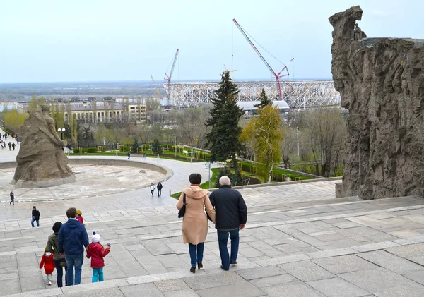 Volgograd, Ρωσία-23 Απριλίου 2017: Άνθρωποι κατεβαίνουν στην πλατεία "Σταθείτε μέχρι θανάτου! "μετά τα ερείπια των τοίχων. Μάμαεφ Κούργκαν. — Φωτογραφία Αρχείου