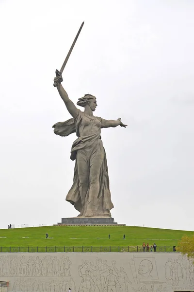 Volgograd, Ryssland - 23 april 2017: Det viktigaste monumentet "Hemlandet Moder samtal!" om Mamajev Kurgan — Stockfoto