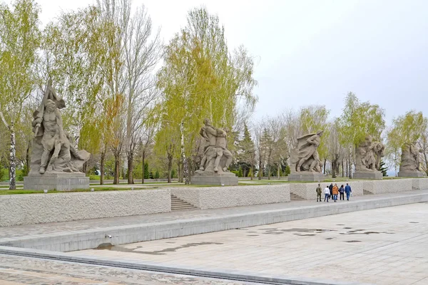VOLGOGRAD, RUSIA-23 DE ABRIL DE 2017: Esculturas en la plaza de los Héroes. Mamaev Kurgan —  Fotos de Stock