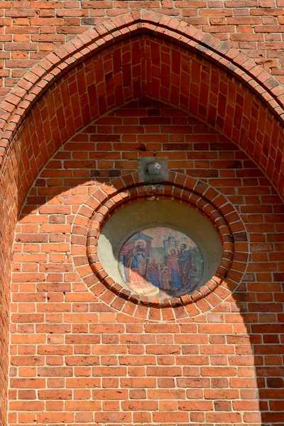 Tempelikonen "Introduktion till den välsignade jungfru Marias kyrka" på kyrkans vägg. Bosättning i Timofeevo, Kaliningradregionen — Stockfoto