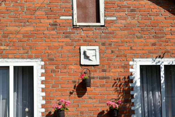 Барельеф птицы на стене жилого кирпичного дома. Поселение Тимофеево, Калининградская область — стоковое фото