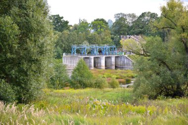 Sheshupe nehri üzerindeki Krasnoznamenskaya Hpp 'in kilitlerine bakın. Krasnoznamensk, Kalininingrad bölgesi