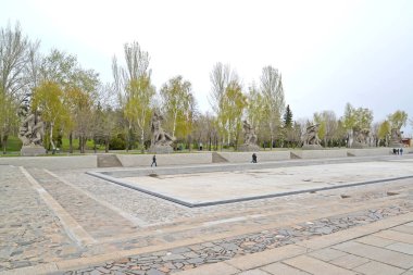 Volgograd, Rusya-23 Nisan 2017: Heykelleri olan Kahramanlar Meydanı. Mamaev Kurgan