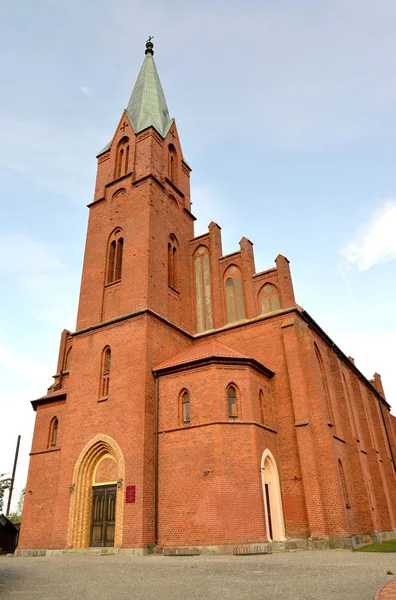 The former Kirch of Lazdenen (1875) is an Orthodox church of the holy first-hand apostles Peter and Paul. Krasnoznamensk, Kaliningrad region — Stockfoto