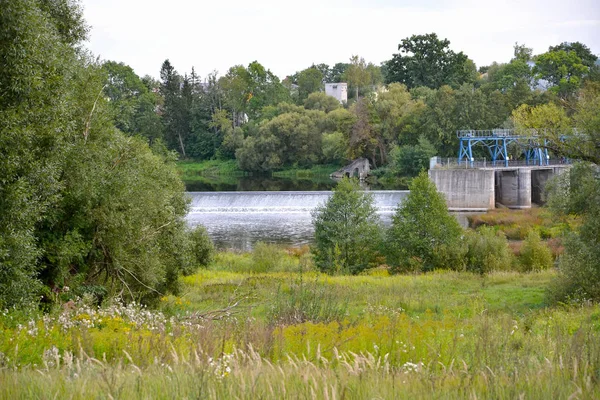 Spillway dam of the Krasnoznamenskaya HPP on the Sheshupe river. Krasnoznamensk, Kaliningrad region — Stockfoto