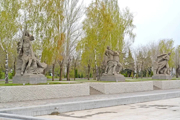 VOLGOGRAD, RUSSIA-APRIL 23, 2017: Скульптуры на площади Героев. Курган, Мамаев — стоковое фото