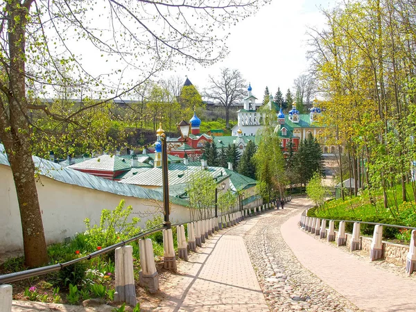 Vista do Mosteiro dos Homens Pskov-Pechorsky Saint-Assunção. Região de Pskov — Fotografia de Stock